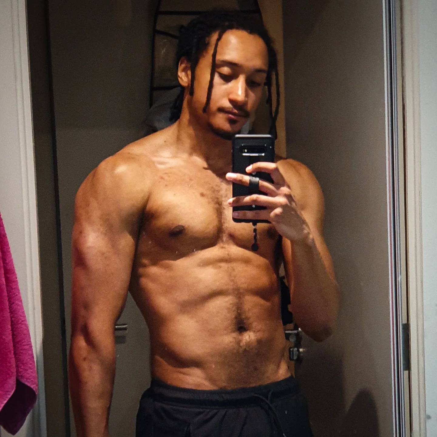 I didn't post this for a while, I tend to post only to stories because I tend to think 'I'm still not quite there', but here's to learning to celebrate the wins along the way, and feeling that pride.

Currently onto my next phase with several more still to go before I have the body I'm looking for.

#ﬁtness #malefitness #weightlifting